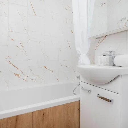 With 2 Bedroom & Balcony Near The Old Town By Renters Apartman Gdańsk