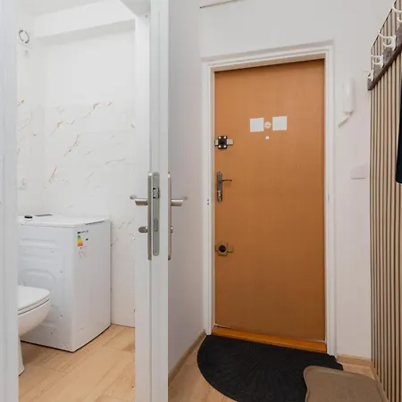 With 2 Bedroom & Balcony Near The Old Town By Renters * Gdańsk
