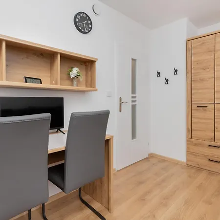 With 2 Bedroom & Balcony Near The Old Town By Renters Gdańsk