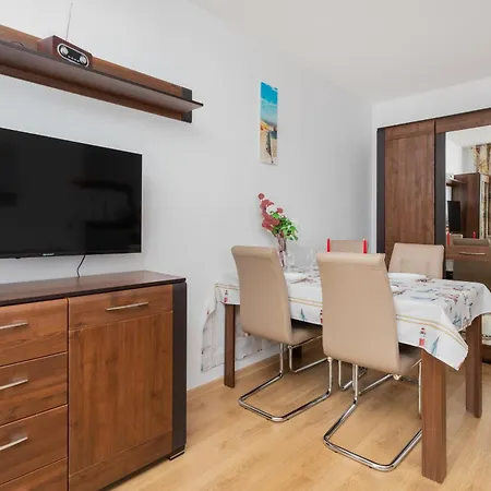 With 2 Bedroom & Balcony Near The Old Town By Renters