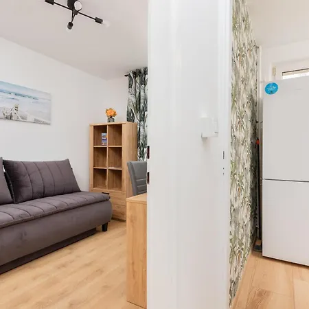 With 2 Bedroom & Balcony Near The Old Town By Renters Apartman *