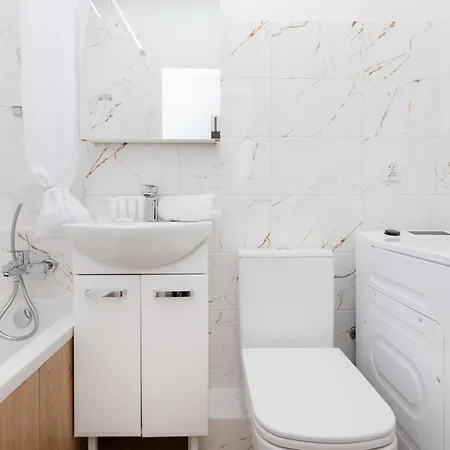 With 2 Bedroom & Balcony Near The Old Town By Renters *